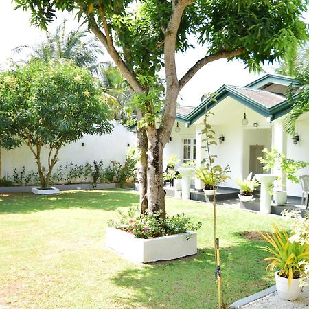 The Bamboo Tree Transit Hotel 카투나야크 외부 사진