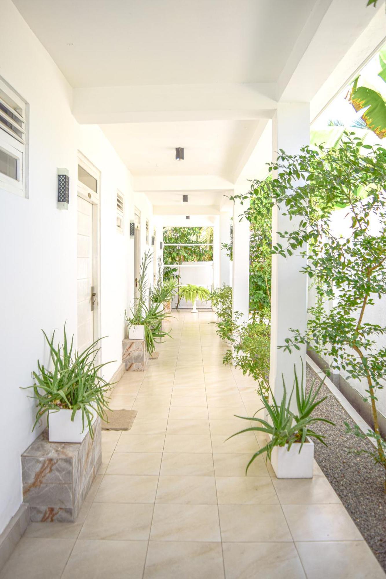The Bamboo Tree Transit Hotel 카투나야크 외부 사진
