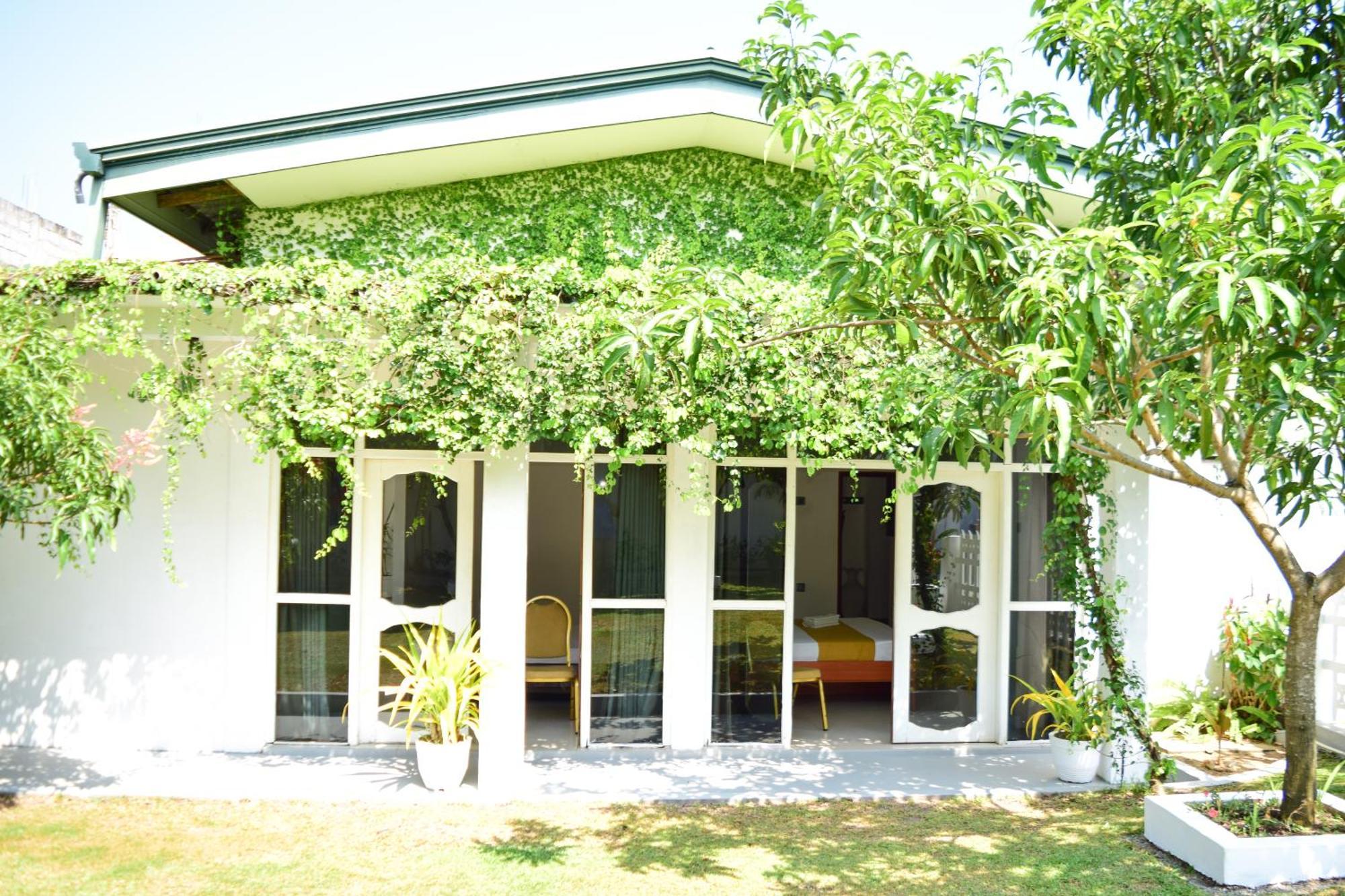 The Bamboo Tree Transit Hotel 카투나야크 외부 사진
